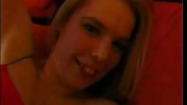 Lucy egy Mikulás sapkát adott magad haver