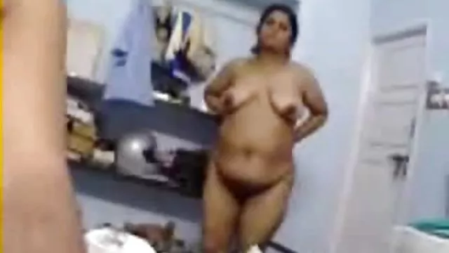 A tetovált lány csinál Blowjob, s összenyomja a kakas Mellek között