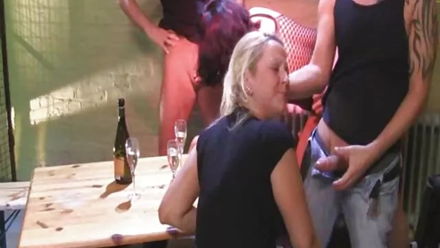 Meztelen férfi pedig a lány nem tudta, hogy a lődd le a parton